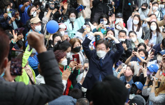 이재명 전 경기도지사가 8일 인천 계양산 야외공연장에서 열린 출마 선언 기자회견에서 지지자들에게 인사하고 있다. <국회사진기자단>